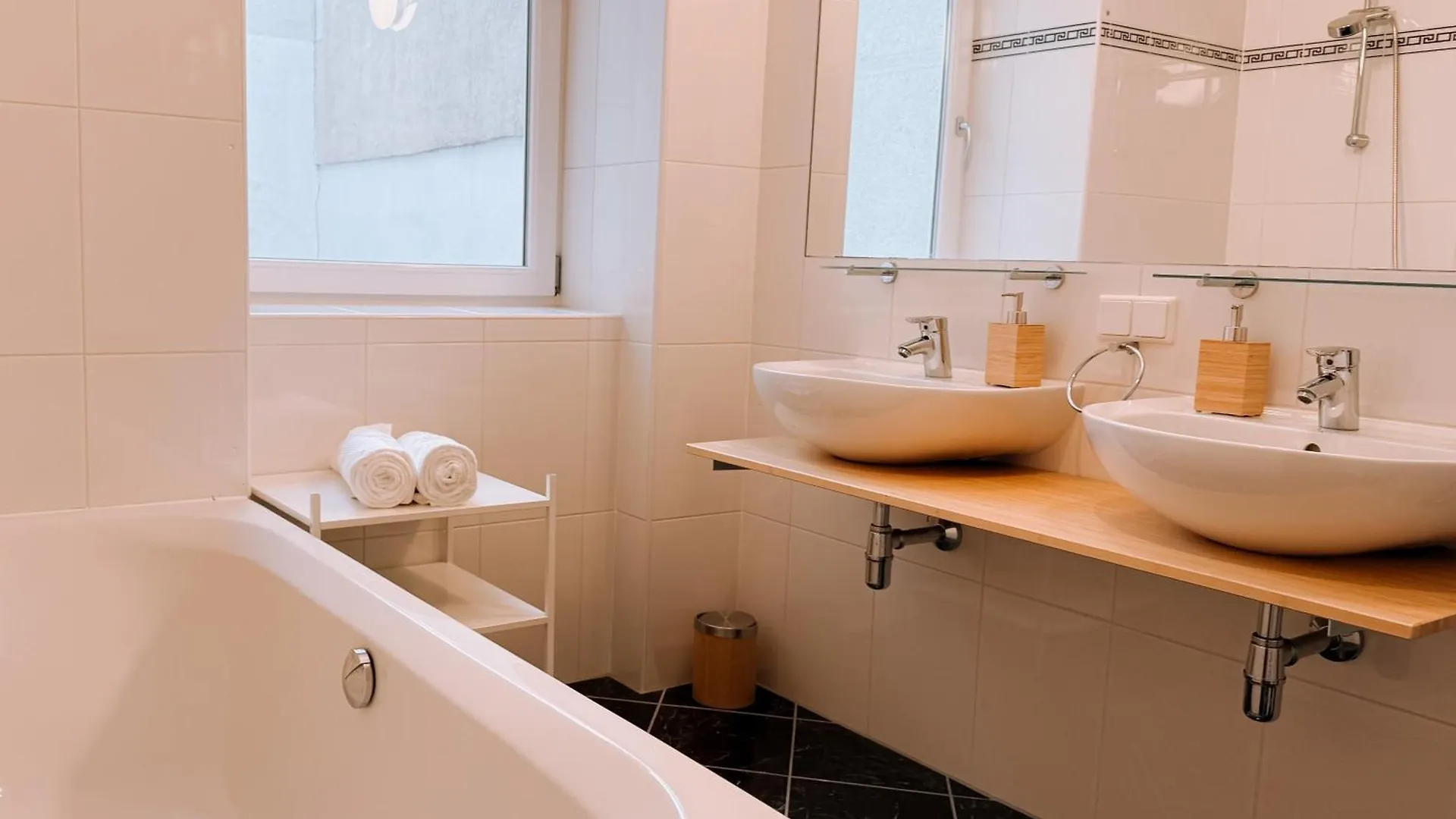 90Qm, 3 Bedrooms, Near Schoenbrunn, Balcony - Axara Housing Βιέννη Αυστρία